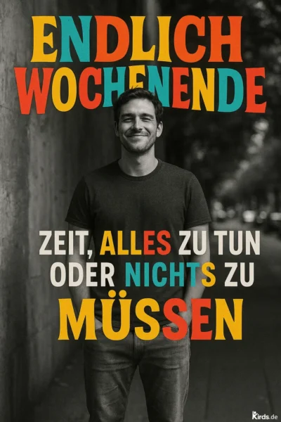 Dieses Spruch-Bild zeigt einen jungen Mann, der entspannt und zufrieden lächelt. Er trägt ein schlichtes dunkles T-Shirt und steht an einer grauen Betonwand, während der Hintergrund in unscharfen Bäumen und Gehwegen ausläuft. Der Spruchtext ist farbenfroh in Rot, Türkis, Gelb und Weiß gestaltet, was die lockere und lebensfrohe Stimmung des Wochenendes unterstreicht.