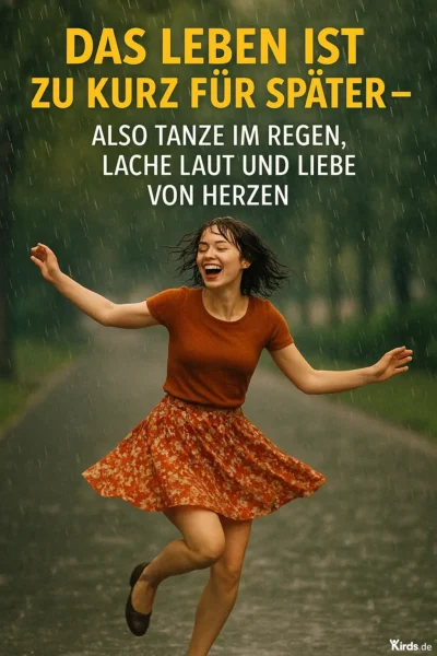 Dieses Bild zeigt eine junge Frau, die bei starkem Regen auf einer von Bäumen gesäumten Allee ausgelassen tanzt. Sie trägt ein rotes T-Shirt und einen weit schwingenden Rock mit floralen Mustern in Orange- und Rottönen. Ihr Gesicht ist von purer Lebensfreude erfüllt, die Augen geschlossen, der Mund zum Lachen geöffnet. Das nasse Haar klebt leicht an ihrem Gesicht, was die Echtheit des Moments unterstreicht. Der Regen fällt in dichten Strähnen vom Himmel, verleiht der Szene aber keine Schwere – im Gegenteil: Das Bild strahlt eine ungezwungene Leichtigkeit, Freiheit und Lebenslust aus. Der Spruchtext ist zentral über dem Bild positioniert, in auffälliger gelber und weißer Schrift, die sich deutlich vom dunklen, regnerischen Hintergrund abhebt.