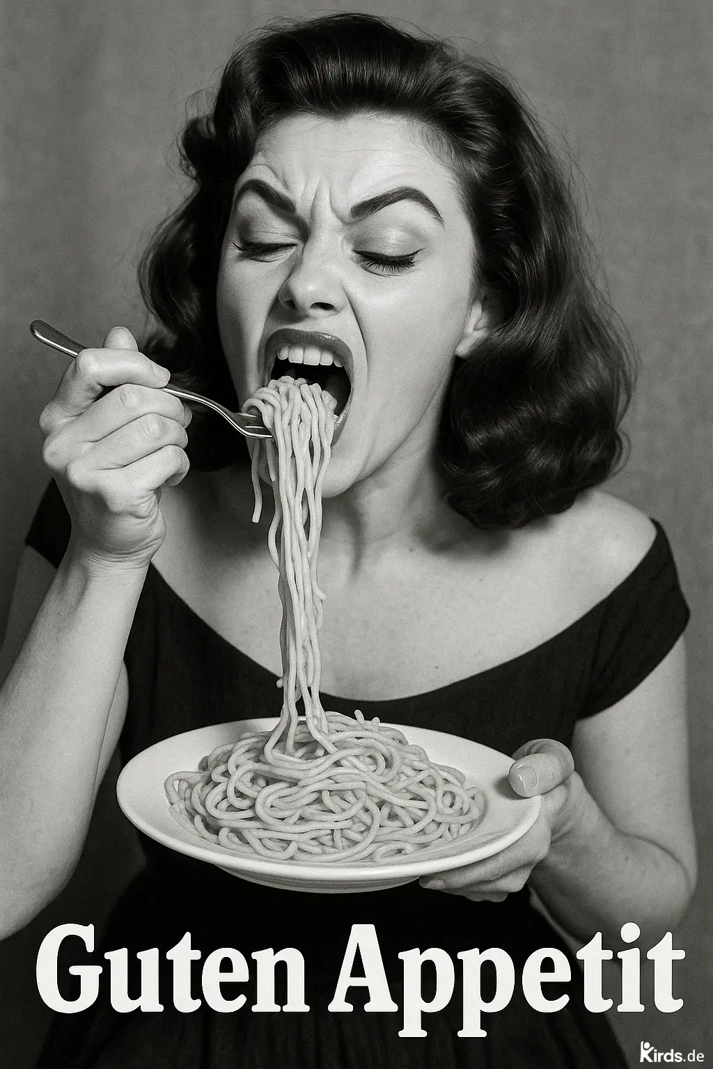 Dieses Spruch-Bild ist humorvoll und ausdrucksstark: Eine Frau im Vintage-Look mit voluminöser Frisur isst begeistert einen Teller Spaghetti. Ihr Gesichtsausdruck zeigt überspitzte Freude und Hunger, während sie die langen Nudeln energisch mit einer Gabel in den Mund schiebt. Das Bild ist in Schwarz-Weiß gehalten und strahlt durch die Körpersprache der Frau eine humorvolle Lebendigkeit aus.