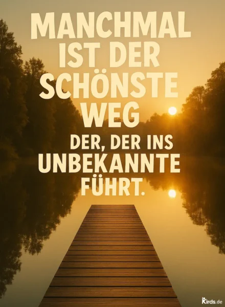 Dieses Spruch-Bild zeigt eine friedliche, mystische Szene: Ein hölzerner Steg führt auf einen ruhigen, spiegelglatten See hinaus, eingebettet in eine von Bäumen gesäumte Landschaft. Die aufgehende oder untergehende Sonne taucht die Szene in warmes, goldenes Licht und erzeugt eine beruhigende, fast träumerische Atmosphäre.