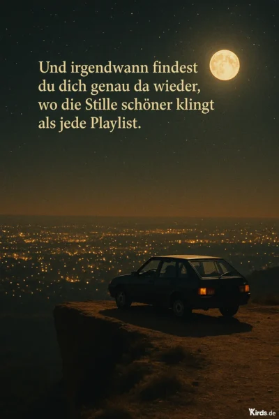 Das Bild zeigt ein eindrucksvolles, ruhiges Nachtpanorama. Im Vordergrund steht ein einsames Auto auf einer Klippe, das in die Dunkelheit hinausragt. Im Hintergrund erstreckt sich ein endloses Lichtermeer – vermutlich die Lichter einer weit entfernten Stadt –, das einen starken Kontrast zur natürlichen Stille des Ortes bildet. Über dem Ganzen leuchtet ein großer, klarer Vollmond am Himmel. Die Szene vermittelt ein Gefühl von Einsamkeit, Reflexion und innerem Frieden. Der Spruch ist in ruhigem, hellgelbem Ton in den Nachthimmel eingebettet und harmoniert stimmungsvoll mit dem Gesamtbild.