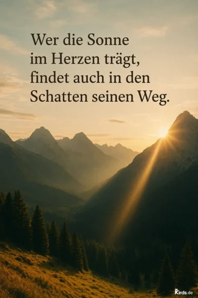 Dieses Spruch-Bild zeigt eine malerische Berglandschaft im goldenen Licht der untergehenden Sonne. Sonnenstrahlen brechen durch einen Gipfel und tauchen das Tal in ein warmes, beruhigendes Licht. Im Vordergrund stehen dunkle, dichte Tannenwälder, während am Himmel zarte Wolken den Sonnenuntergang begleiten. Das Bild vermittelt eine ruhige, hoffnungsvolle Stimmung, die perfekt die Botschaft des Spruchs unterstreicht.