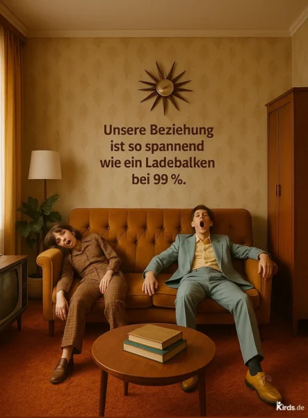 Dieses Spruch-Bild ist humorvoll und nostalgisch gestaltet: Ein Paar im Retro-Stil sitzt gelangweilt auf einem klassischen, senfgelben Sofa. Beide wirken desinteressiert und gähnen synchron, was die humorvolle Aussage des Spruchs perfekt unterstreicht. Die Einrichtung ist im 70er-Jahre-Look gehalten, mit braun-orangefarbenem Teppich, einer altmodischen Stehlampe und einem Fernsehgerät. Die große Wanduhr im Vintage-Design rundet das Bild stimmig ab.