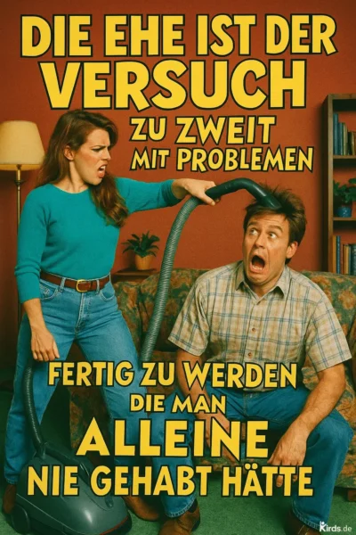 Das Spruch-Bild zeigt eine humorvolle Alltagszene: Eine Frau mit ernstem Gesichtsausdruck hält einem sichtlich überraschten Mann einen Staubsaugerschlauch an den Kopf, während er mit offenem Mund auf der Couch sitzt. Beide tragen Alltagskleidung im Stil der 90er Jahre. Die Szenerie spielt in einem typisch eingerichteten Wohnzimmer mit Sofa, Stehlampe, Pflanze und Regal – eine komödiantische Darstellung von Beziehungsstress im Haushalt.