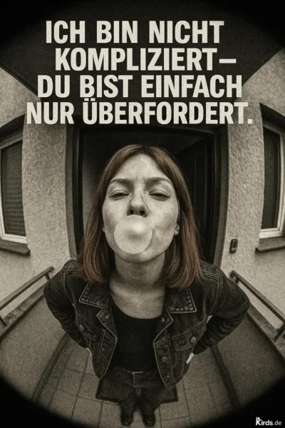 Dieses Spruch-Bild zeigt eine junge Frau, die selbstbewusst eine Kaugummiblase in die Kamera pustet. Der Bildstil ist in Schwarzweiß gehalten mit starker Vignettierung und fisheye-artiger Verzerrung, was dem Bild eine humorvolle und leicht provokante Note verleiht. Ihr Gesichtsausdruck und die Körperhaltung strahlen Coolness und Selbstbewusstsein aus – perfekt passend zum Spruch.