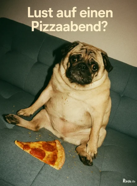 Dieses Spruch-Bild ist humorvoll und charmant: Ein Mops sitzt lässig auf einem Sofa, leicht nach vorn gebeugt, mit einem sehnsüchtigen Blick. Vor ihm liegt ein großes Stück Pizza, während um ihn herum einige Krümel verteilt sind. Das Bild vermittelt Gemütlichkeit, einen Hauch von Faulheit und die Vorfreude auf einen entspannten Pizzaabend.