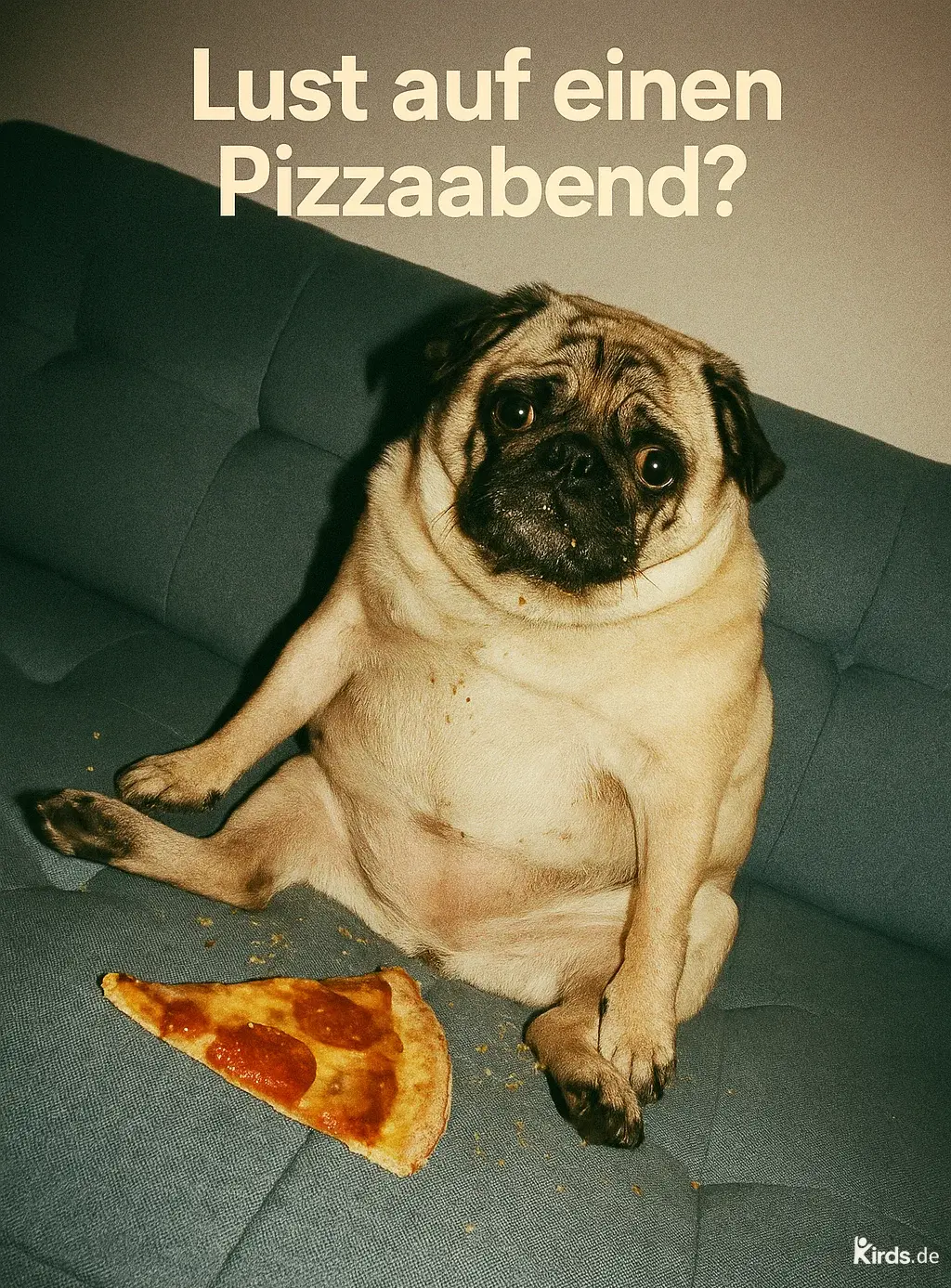 Dieses Spruch-Bild ist humorvoll und charmant: Ein Mops sitzt lässig auf einem Sofa, leicht nach vorn gebeugt, mit einem sehnsüchtigen Blick. Vor ihm liegt ein großes Stück Pizza, während um ihn herum einige Krümel verteilt sind. Das Bild vermittelt Gemütlichkeit, einen Hauch von Faulheit und die Vorfreude auf einen entspannten Pizzaabend.