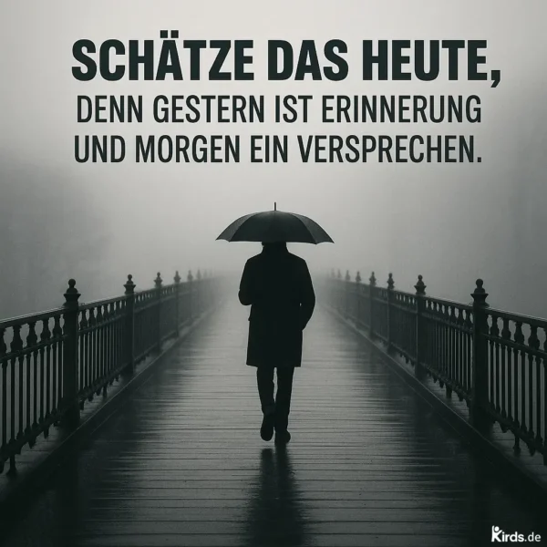 Dieses Spruch-Bild zeigt eine melancholische Szene: Eine einzelne Person spaziert bei Nebel und Regen über eine Brücke, geschützt nur von einem Regenschirm. Die Szenerie wirkt ruhig und gleichzeitig tief symbolisch – ein Sinnbild für den Weg des Lebens zwischen Vergangenheit, Gegenwart und Zukunft.