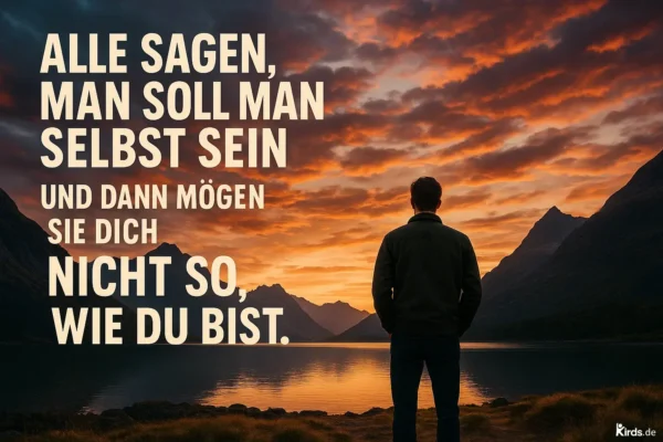 Ein Mann steht mit dem Rücken zur Kamera an einem ruhigen See, umgeben von mächtigen Bergen. Der Himmel ist in leuchtenden Orange- und Rottönen gefärbt, ein beeindruckender Sonnenuntergang dominiert die Szenerie. Die Haltung des Mannes wirkt nachdenklich und ruhig, als ob er einen Moment der inneren Einkehr genießt.