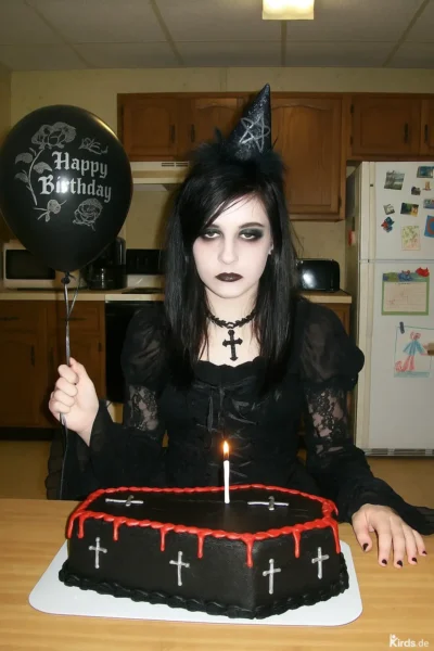 Dieses Spruch-Bild ist eine außergewöhnliche Inszenierung im Gothik-Stil: Eine junge Frau mit schwarzem Kleid, dunklem Make-up und Partyhut sitzt regungslos vor einer schwarzen, sargförmigen Geburtstagstorte mit roten „Bluttropfen“ und Kreuzsymbolen. In der Hand hält sie einen schwarzen Ballon mit silberner „Happy Birthday“-Aufschrift. Ihre Mimik bleibt ernst, fast apathisch – ein starker Kontrast zum üblichen Geburtstagslächeln. Das Bild spielt auf makabre, aber stilvolle Weise mit den Themen Tod, Feier und Identität.