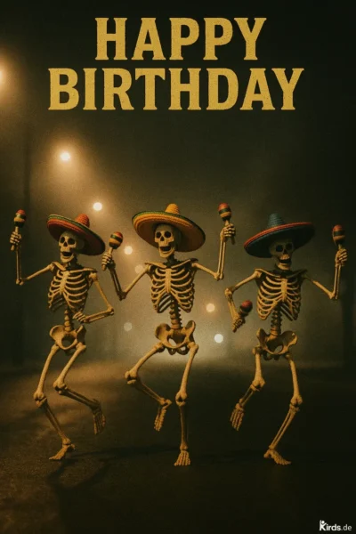 Dieses Spruch-Bild ist humorvoll und ausgefallen: Drei Skelette tanzen ausgelassen mit bunten Sombreros und Maracas auf einer dunklen, nebligen Straße. Die Szene ist stimmungsvoll beleuchtet von Laternen im Hintergrund und verbindet makaberen Humor mit Lebensfreude.