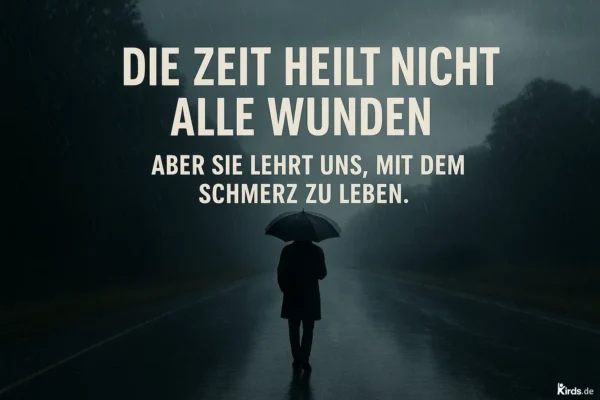 Dieses Spruch-Bild ist stimmungsvoll und melancholisch: Eine einzelne Person geht bei Regen auf einer leeren Straße, geschützt unter einem schwarzen Regenschirm. Die Szenerie ist dunkel, von Nebel und Regen umhüllt – ein starkes Symbol für Einsamkeit, Schmerz und das langsame Voranschreiten im Leben trotz innerer Wunden.